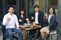 Four winners of the Hong Kong Cup All Japan University Student Ambassadors English Programme 2015–16 and the signature coffee of the College (from left: Satoshi, Yu, Koki and Hakugyoku)